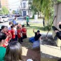 Clase en la plaza: niñez sorda aprende sobre la dictadura – Nacionales